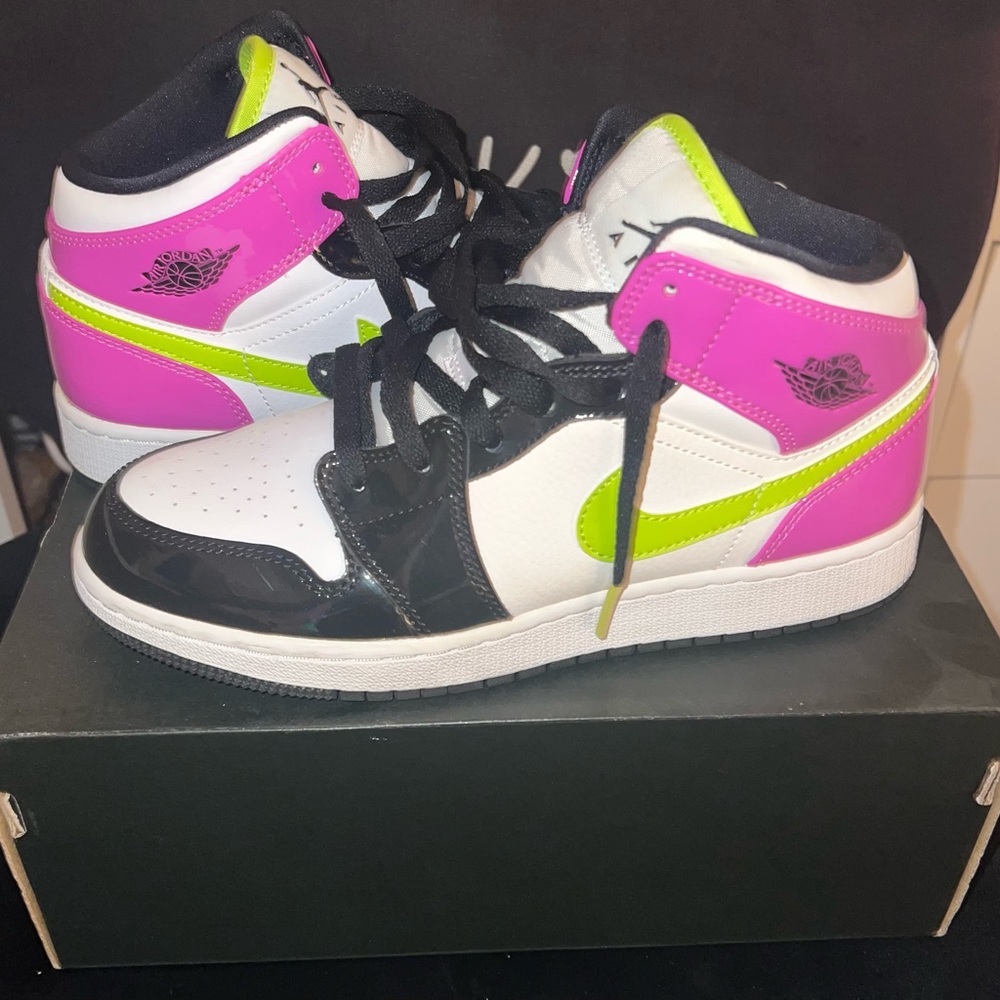 Nike Air Jordan 1 Mid SE "Cyber Active Fuchsia Size6GS